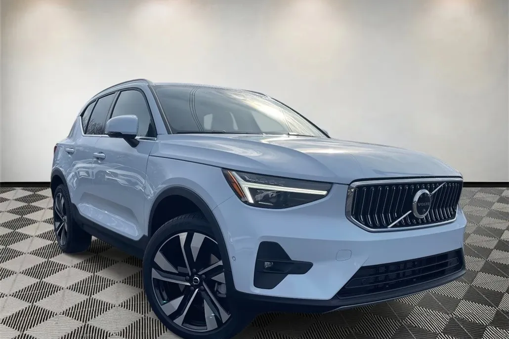 2025 Volvo XC40 photo 1