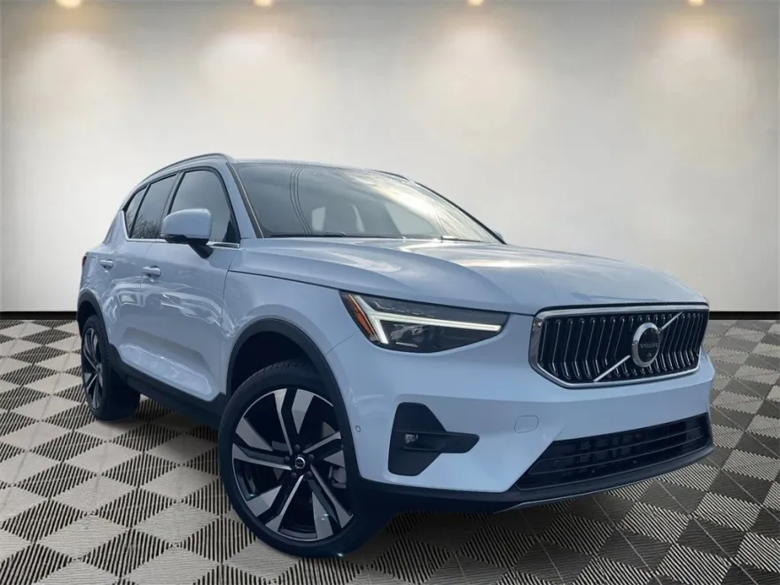 2025 Volvo XC40 photo 1