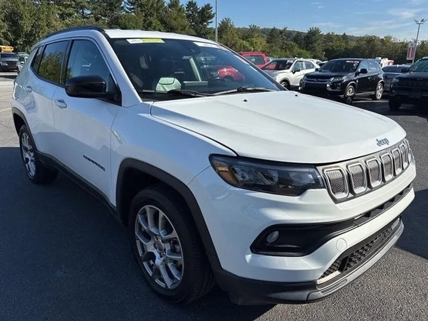 2022 Jeep Compass Latitude Lux photo 1