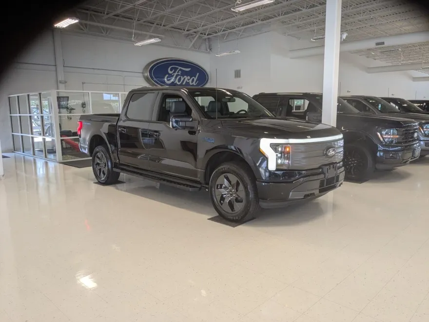 2025 Ford F-150 Lightning Lariat photo 1