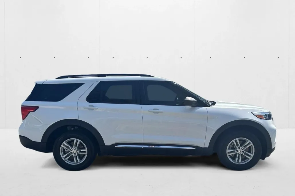 2023 Ford Explorer XLT photo 1