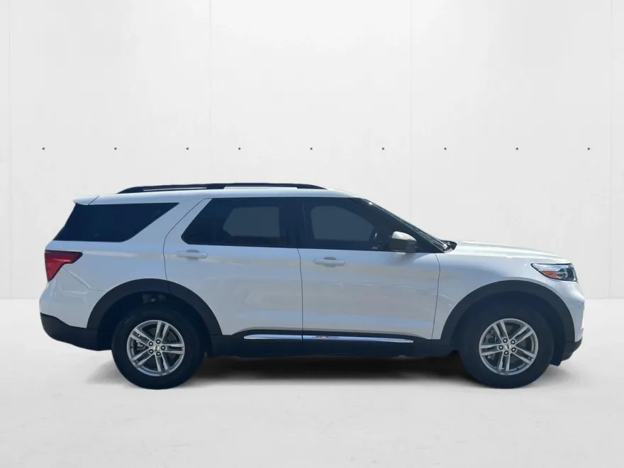 2023 Ford Explorer XLT photo 1
