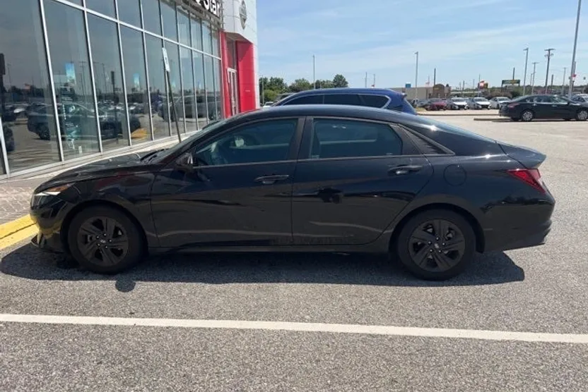 2021 Hyundai Elantra SEL photo 1