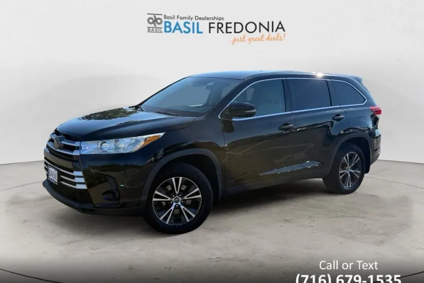 2019 Toyota Highlander LE photo 1
