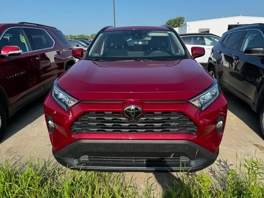 2021 Toyota RAV4 XLE photo 2