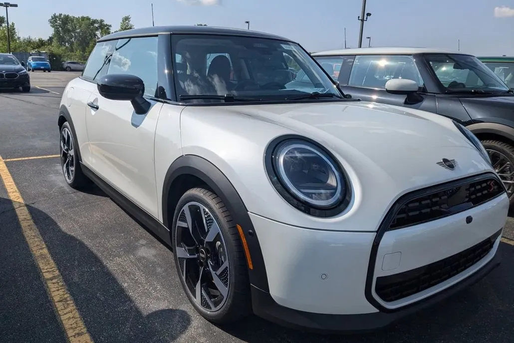 2025 Mini Cooper S Hardtop 2 Door Iconic photo 1