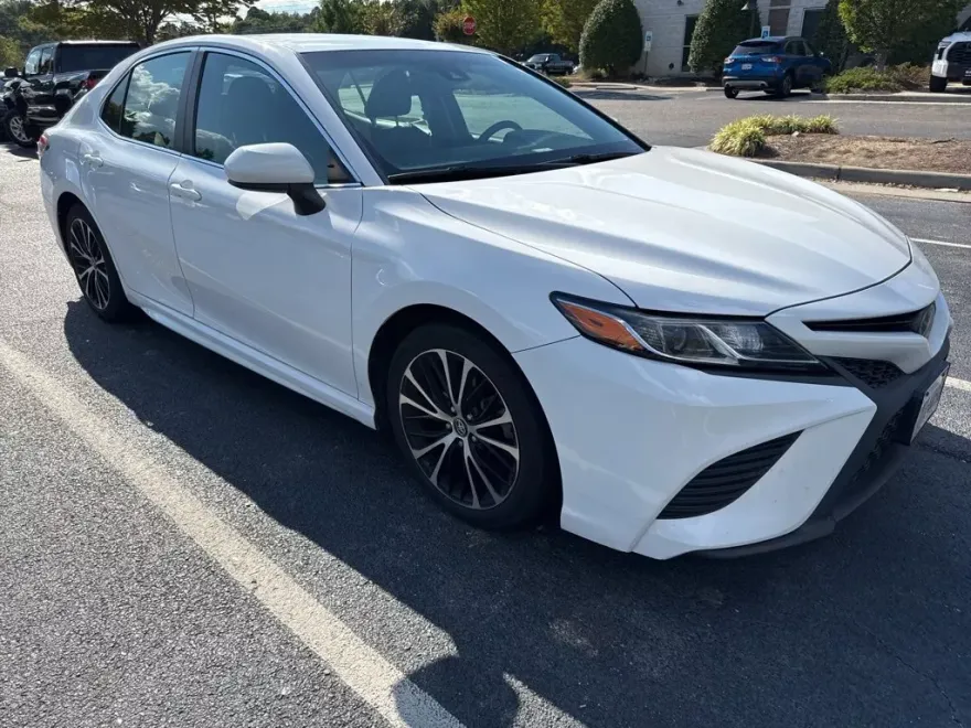 2018 Toyota Camry SE photo 1