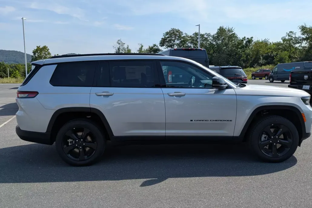 2025 Jeep Grand Cherokee Limited photo 1