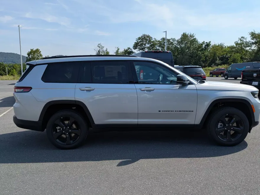 2025 Jeep Grand Cherokee Limited photo 1