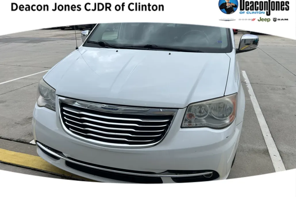 2014 Chrysler Town & Country photo 1