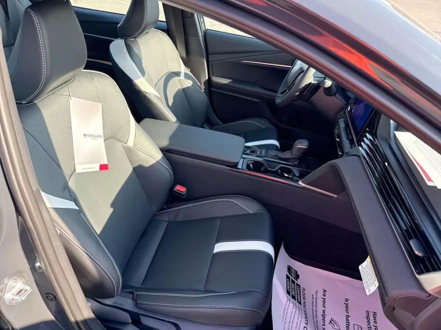 2025 Toyota Camry SE photo 1