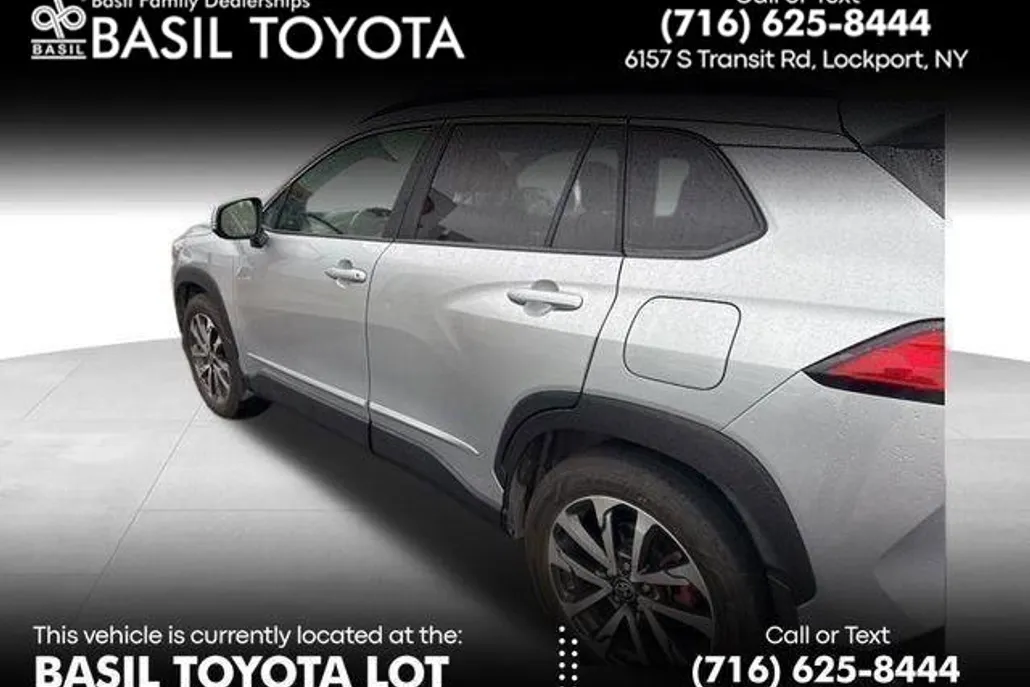 2022 Toyota Corolla Cross XLE photo 1