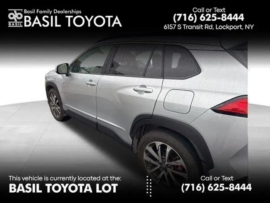 2022 Toyota Corolla Cross XLE photo 1