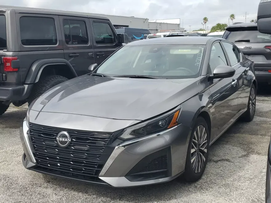2023 Nissan Altima 2.5 SV photo 1