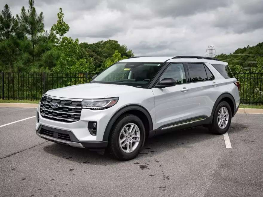 2025 Ford Explorer photo 1