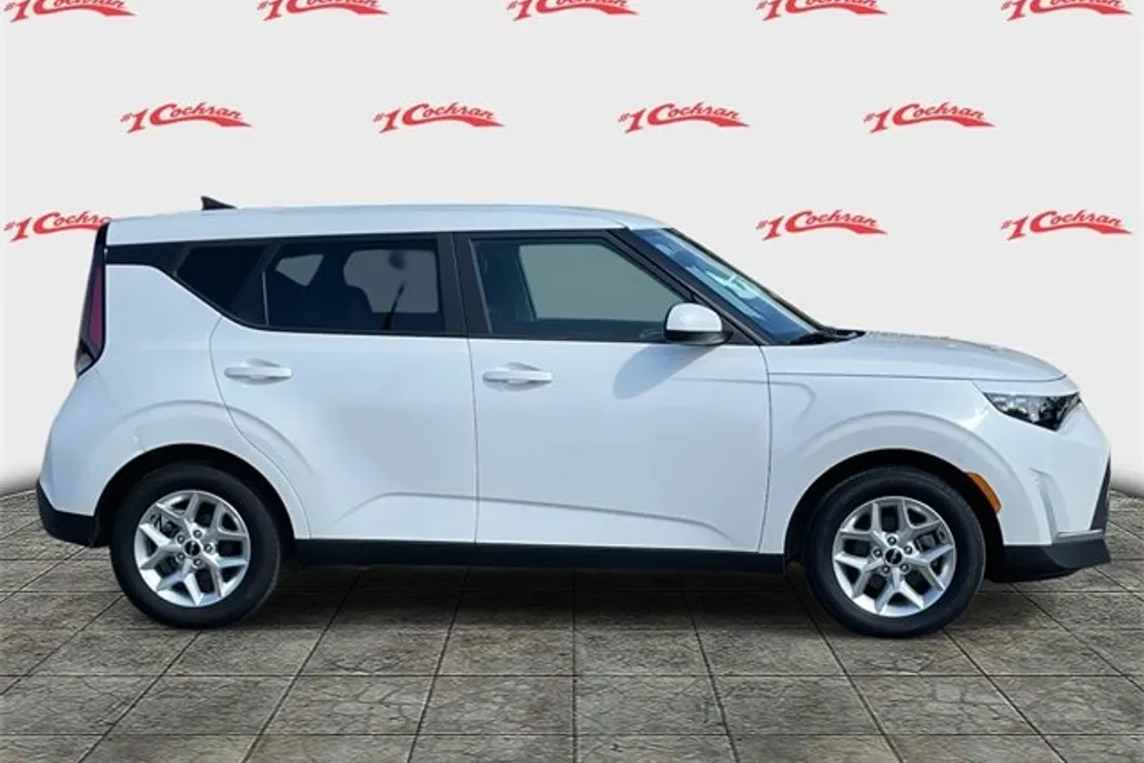 2023 Kia Soul LX photo 1