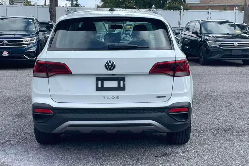 2022 Volkswagen Taos S photo 1