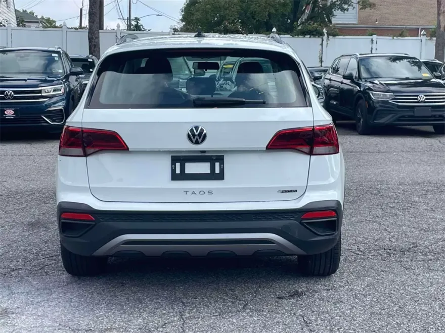 2022 Volkswagen Taos S photo 1
