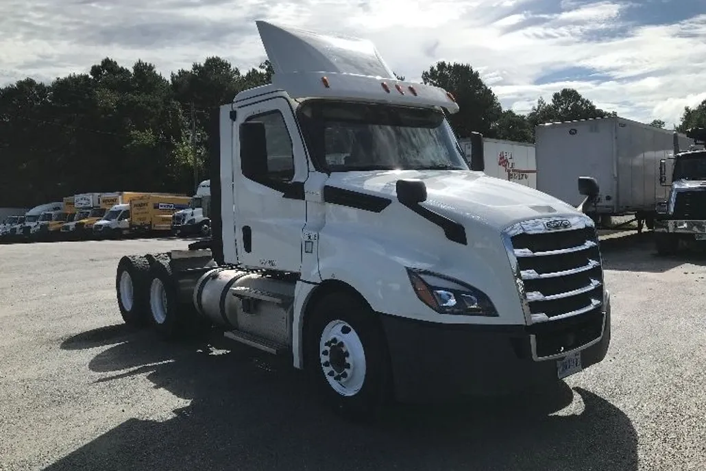 2018 Freightliner Cascadia 126" Day cab photo 1