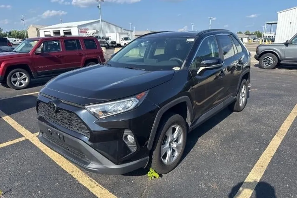 2021 Toyota RAV4 XLE photo 1