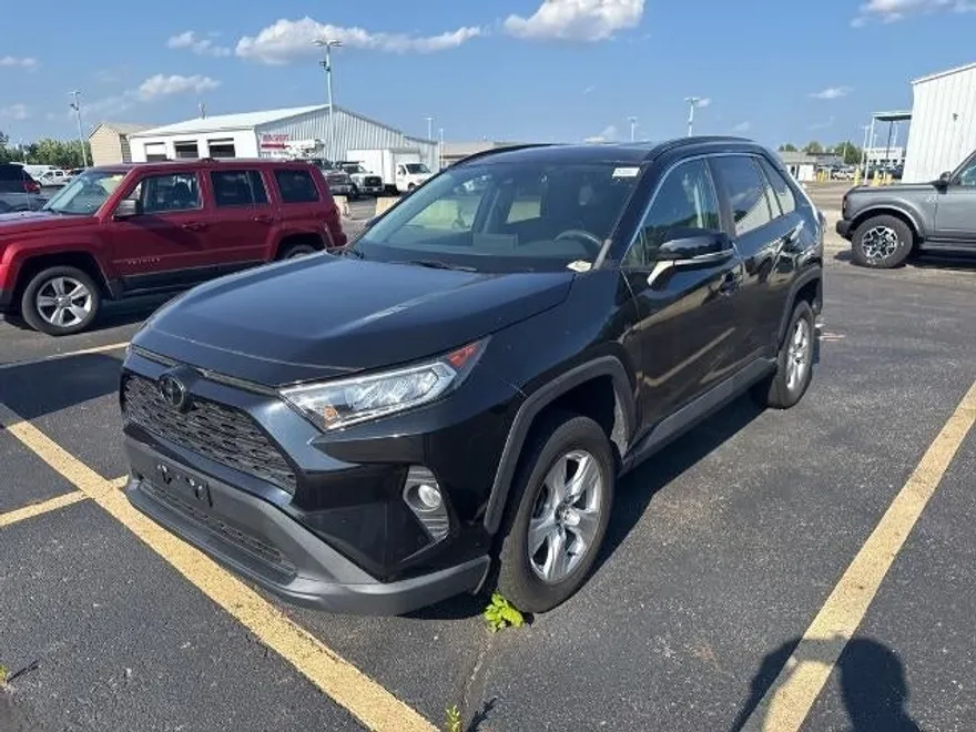 2021 Toyota RAV4 XLE photo 1