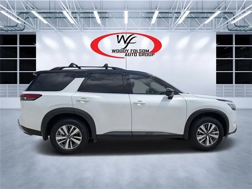 2025 Nissan Pathfinder SL photo 1
