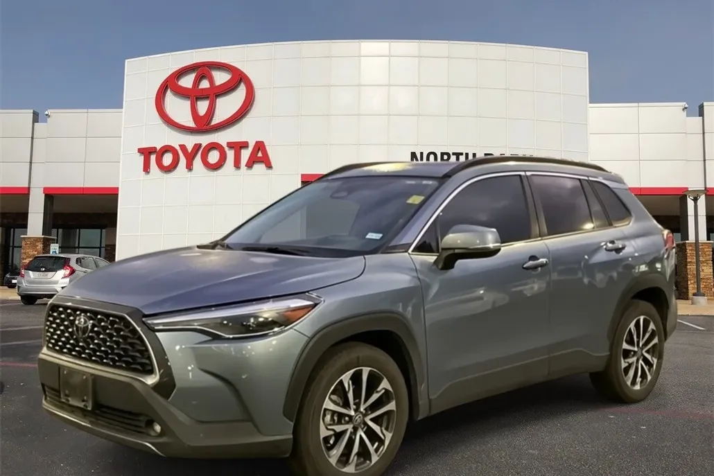 2023 Toyota Corolla Cross XLE photo 1