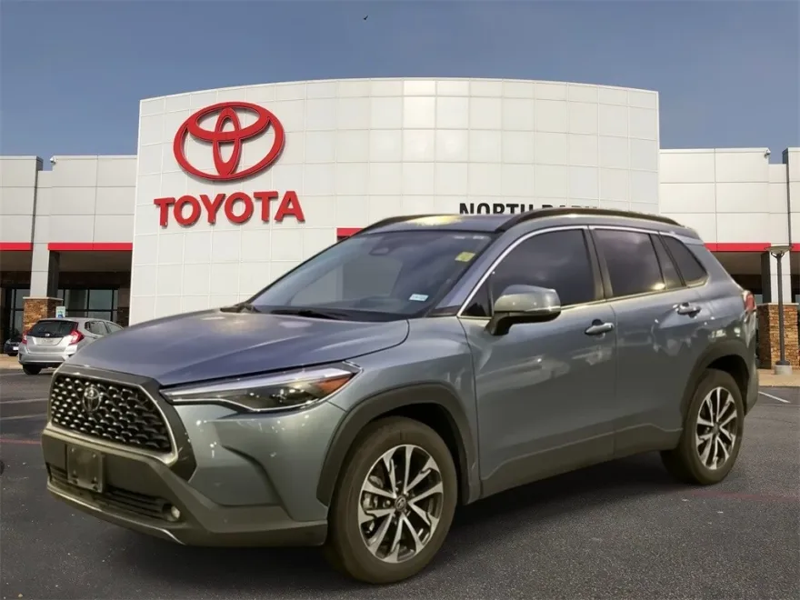 2023 Toyota Corolla Cross XLE photo 1