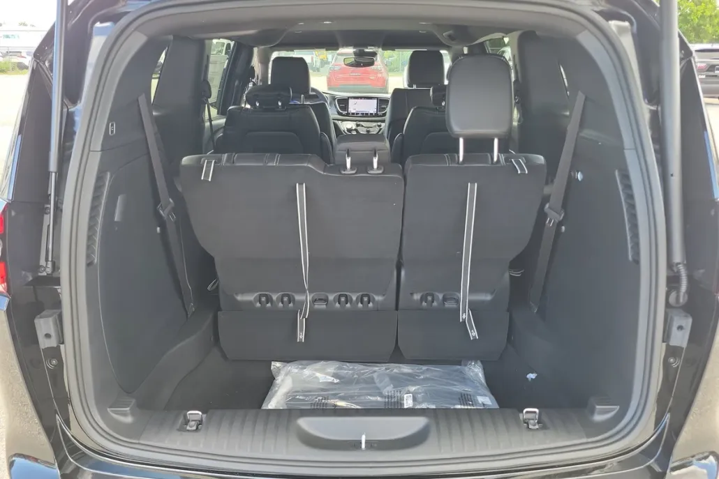 2025 Chrysler Pacifica photo 1