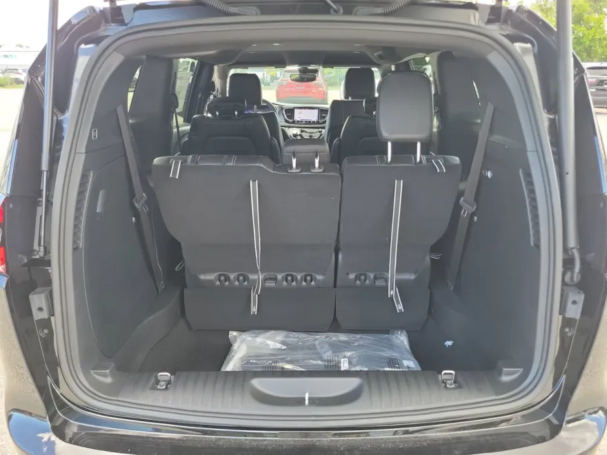 2025 Chrysler Pacifica photo 1