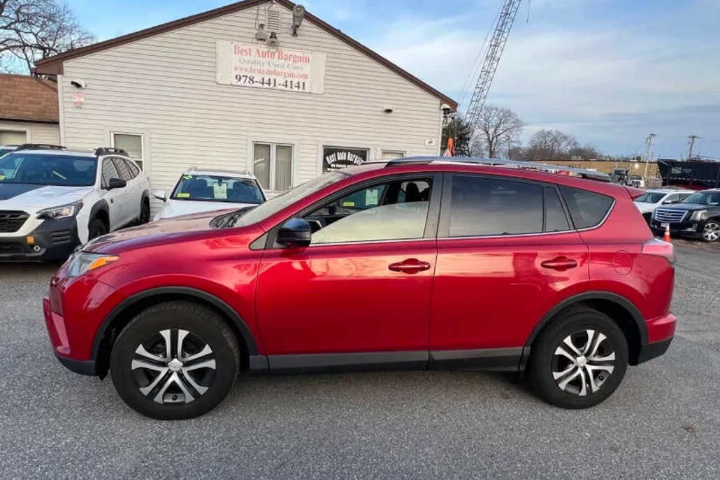 2017 Toyota RAV4 LE photo 1