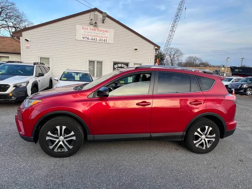 2017 Toyota RAV4 LE photo 1