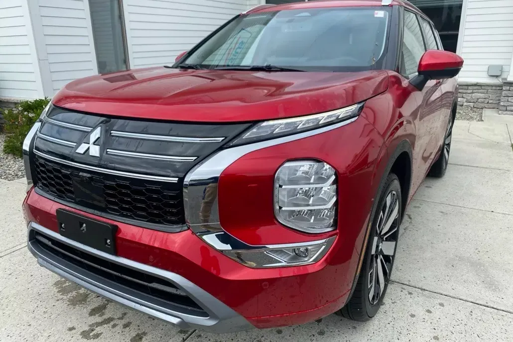 2025 Mitsubishi Outlander SEL photo 1