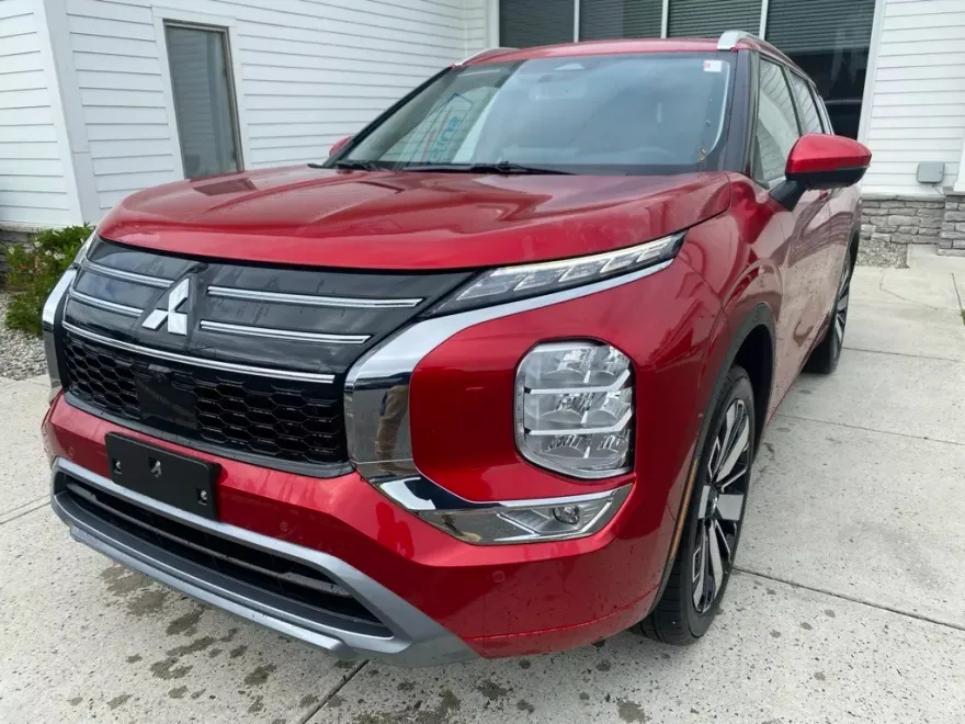 2025 Mitsubishi Outlander SEL photo 1