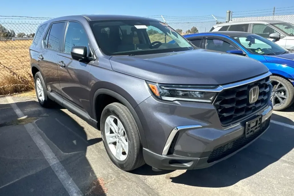 2023 Honda Pilot LX photo 1
