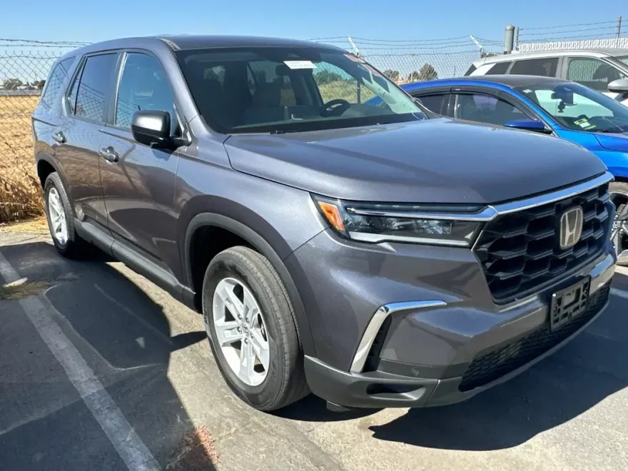 2023 Honda Pilot LX photo 1