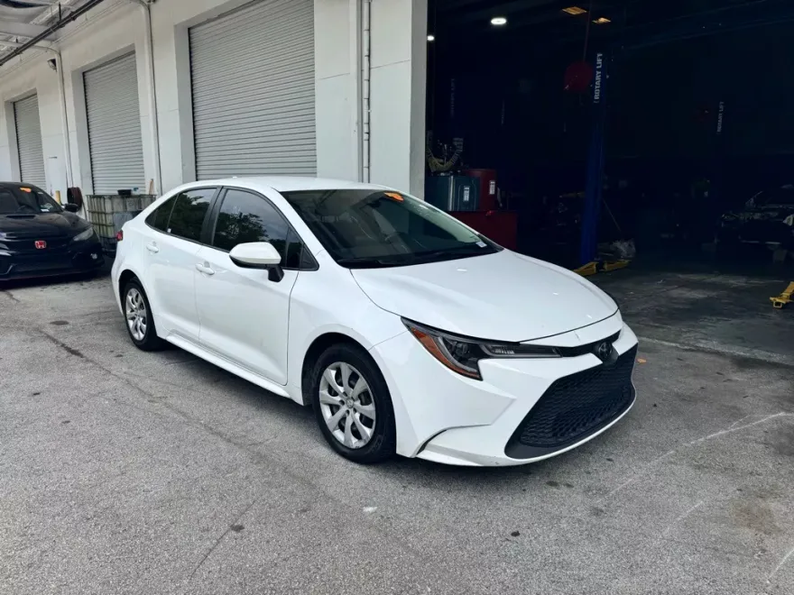 2022 Toyota Corolla LE photo 1