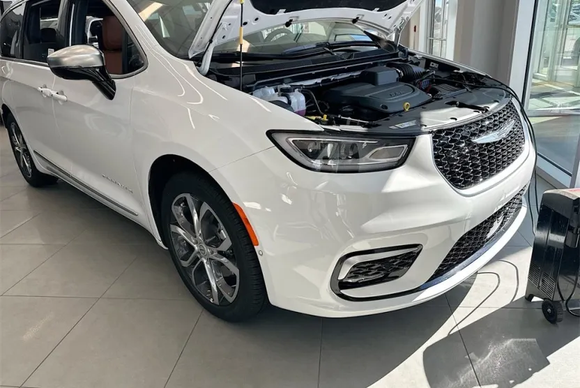 2026 Chrysler Pacifica Pinnacle photo 1
