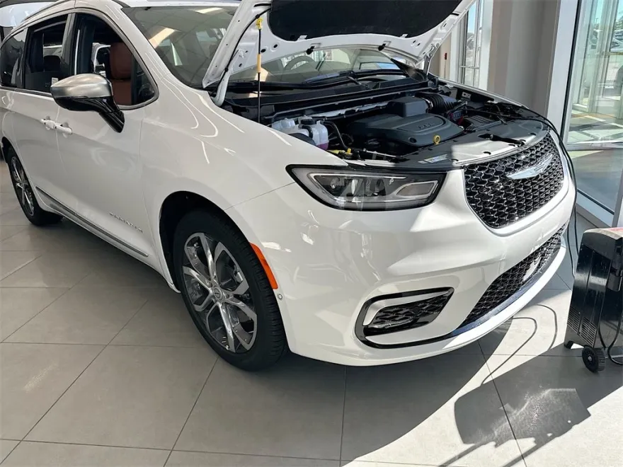 2026 Chrysler Pacifica Pinnacle photo 1