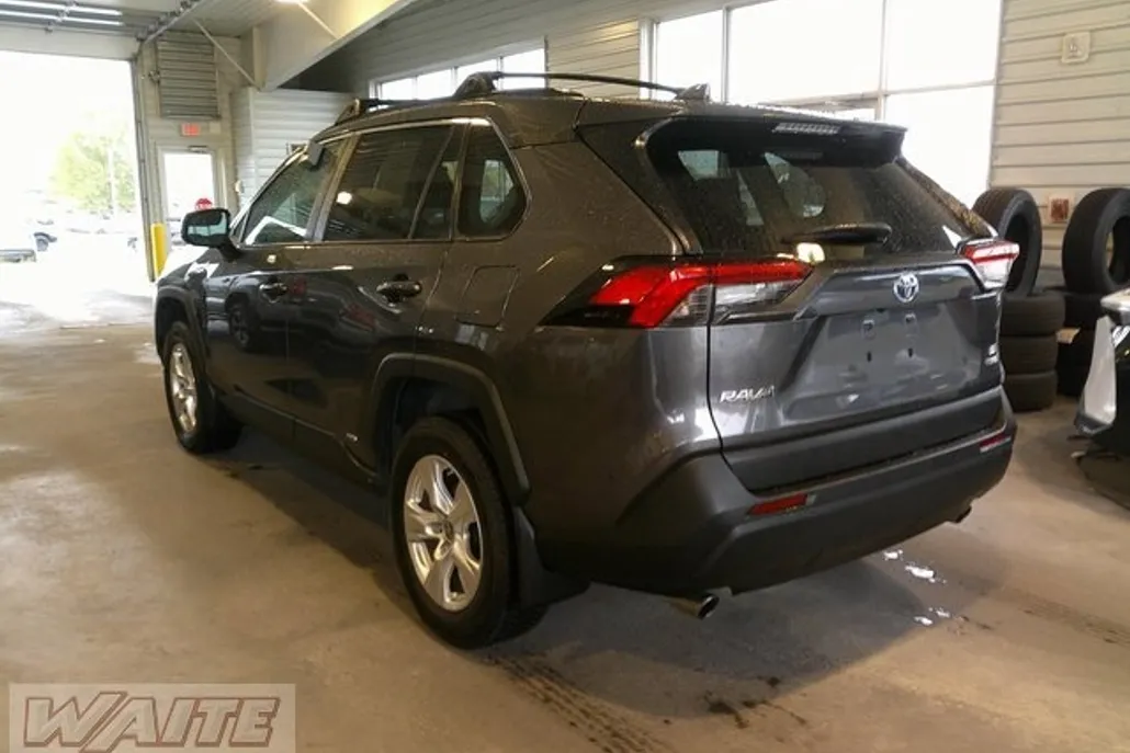 2021 Toyota RAV4 Hybrid LE photo 1