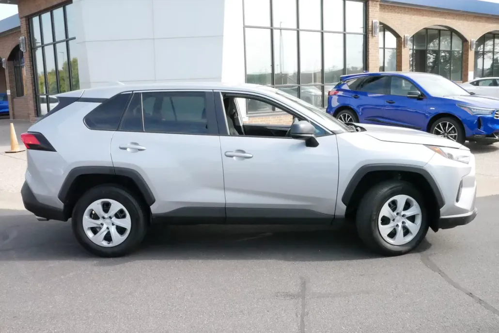2024 Toyota RAV4 LE photo 1