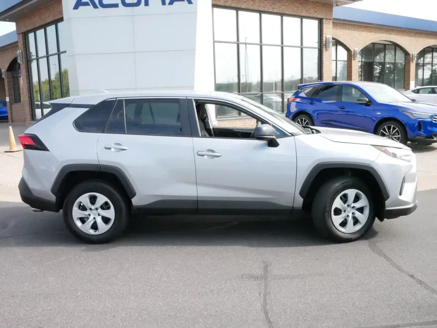 2024 Toyota RAV4 LE photo 1