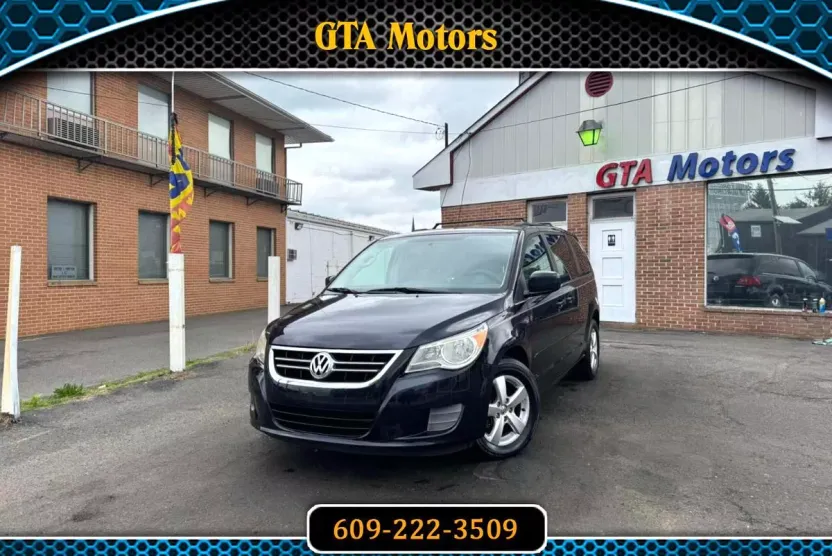 2011 Volkswagen Routan SE photo 1