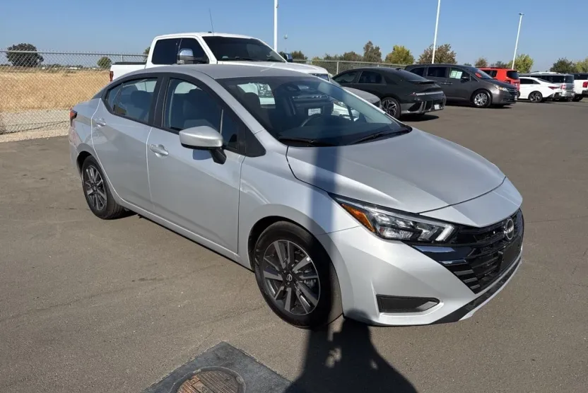2025 Nissan Versa 1.6 SV photo 1