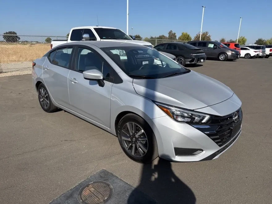 2025 Nissan Versa 1.6 SV photo 1
