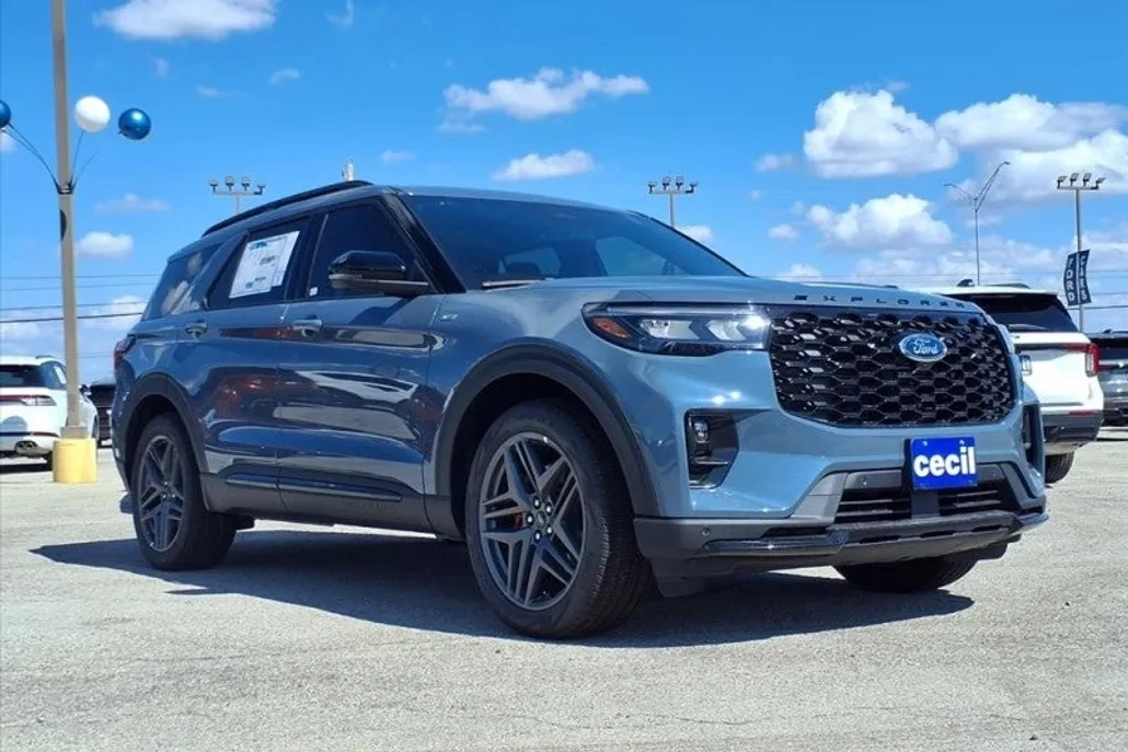 2025 Ford Explorer ST-Line photo 1