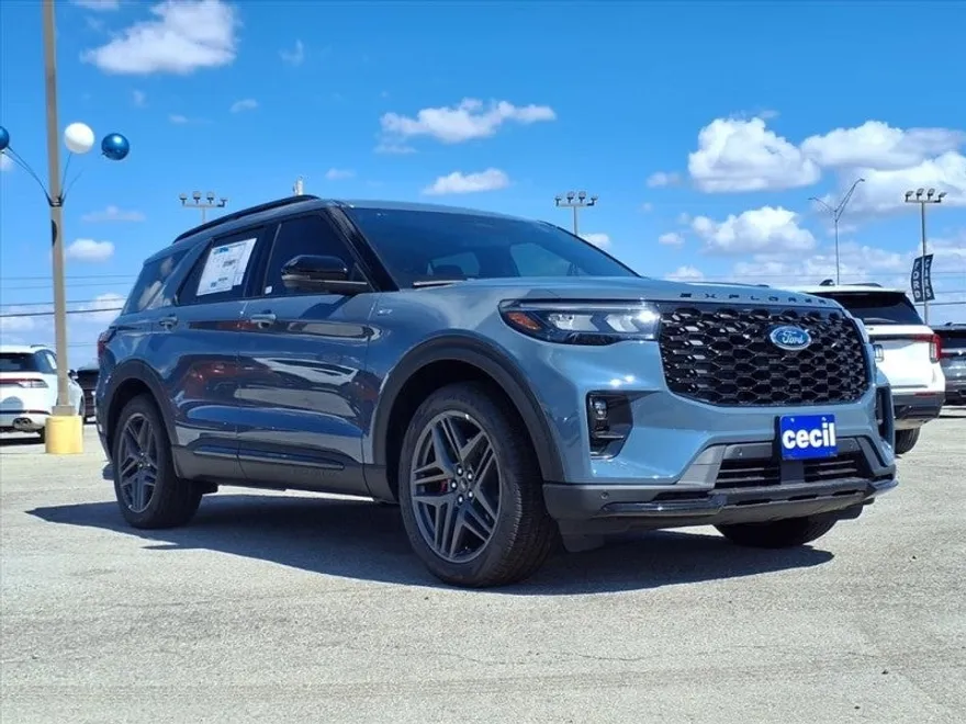 2025 Ford Explorer ST-Line photo 1