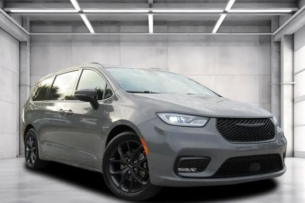 2023 Chrysler Pacifica Touring L photo 1