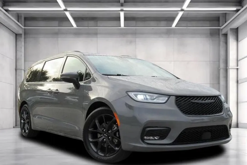 2023 Chrysler Pacifica Touring L photo 1