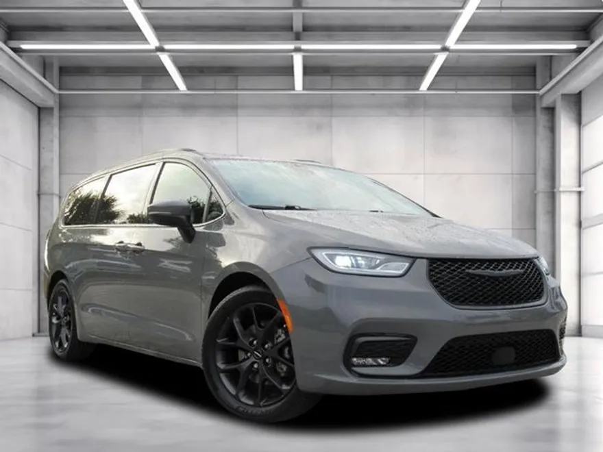 2023 Chrysler Pacifica Touring L photo 1